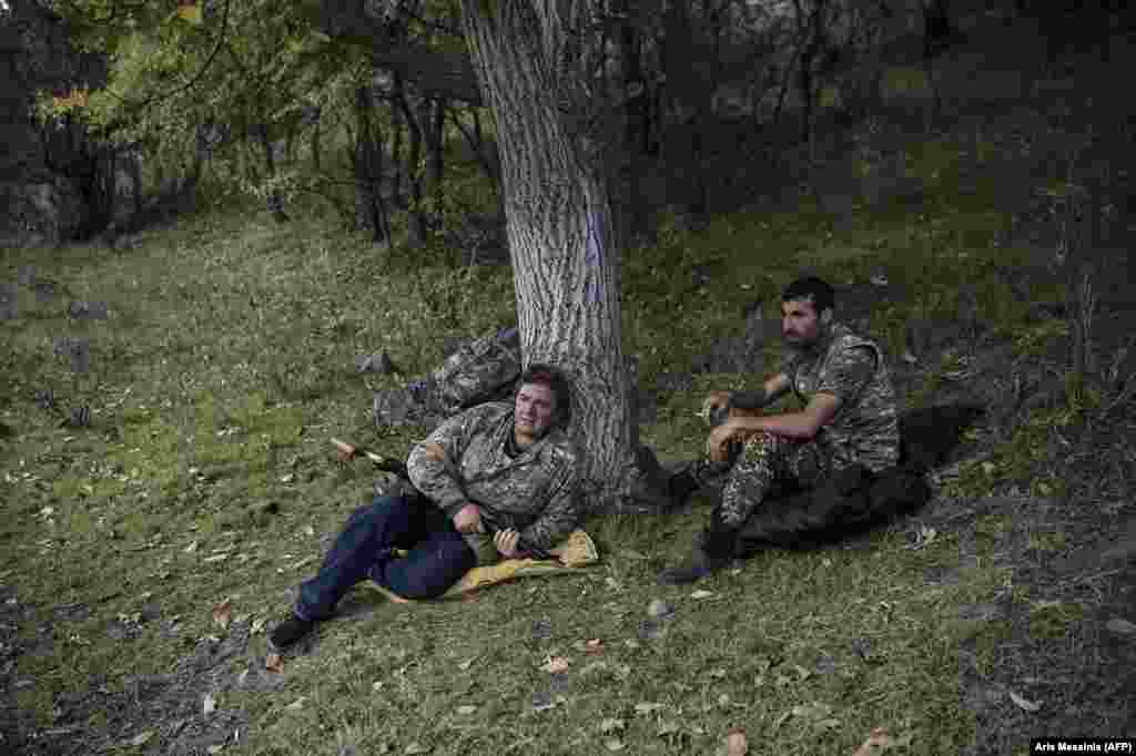 Вооружени доброволци се релаксираат на непозната локација јужно од Степанакерт. Ерменија има долга историја на вооружени доброволци кои се пријавиле да војуваат во војните во земјата.