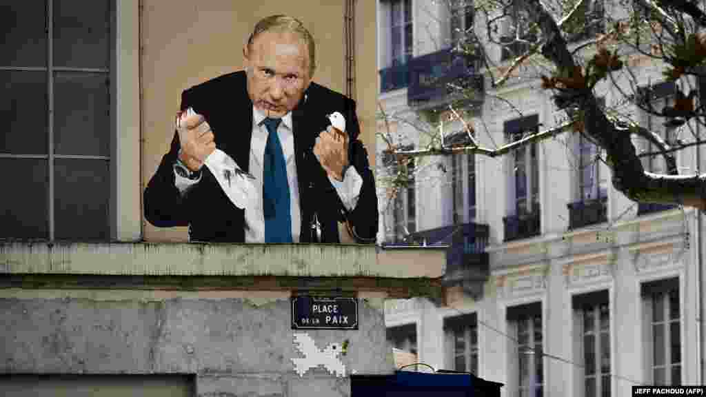 ГЕРМАНИЈА - Германскиот канцелар Олаф Шолц го повика рускиот претседател Владимир Путин да најде дипломатско решение за конфликтот во Украина врз основа на прекин на огнот и целосно повлекување на руските војници, соопшти Kабинетот на канцеларoт на 13 септември, откако двајцата лидери разговараа по телефон.. На фотографијата е прикажана слика од Путин како убива гулаб, насликана на зграда во Лион, ранција.