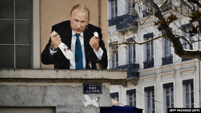 Франція. Мурал із зображенням президента Росії Володимира Путін, який вбиває голуба, на будівлі, що розташована на майдані Миру (Place de la Paix) в місті Ліоні, 22 березня 2022 року