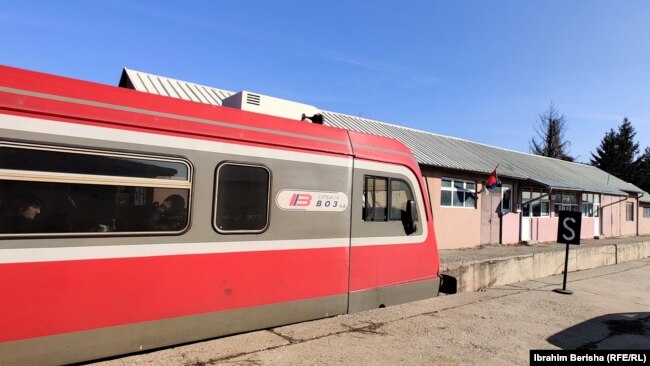 Tren nga Serbia duke operuar në veri të Kosovës.