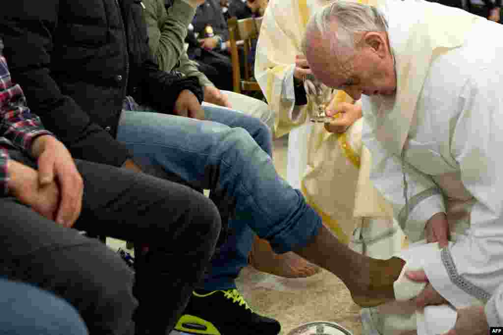 Dini mərasim zamanı Roma Papası Francis həbsxanada gənc məhbusun ayaqlarını yuyarkən 