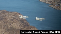 Истребители F-18, иллюстративное фото