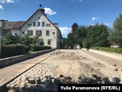 Вывороченная брусчатка в поселке