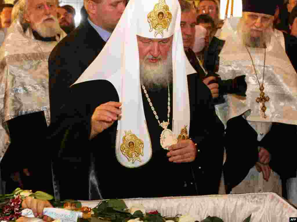 Patriarch Kirill blesses the body of slain Russian Orthodox priest Daniil Sysoyev.
