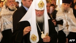 Patriarch Kirill blesses the body of slain priest Daniil Sysoyev.