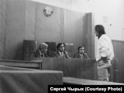 Суд над мастаком Пушкіным за пэрформанс на 25 сакавіка 1989 году. Судзьдзя Ўладзімер Чамрукоў (за сталом у цэнтры).
