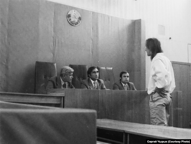 Il processo all'artista Pushkin per la performance del 25 marzo 1989.  Al tavolo al centro c'è il giudice Vladimir Chamrukov.