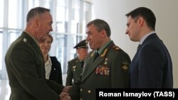 Председатель Объединенного комитета начальников штабов Вооруженных сил США генерал Джозеф Данфорд (слева) и начальник Генштаба ВС РФ генерал Валерий Герасимов во время встречи в Баку, 16 февраля 2017 года.