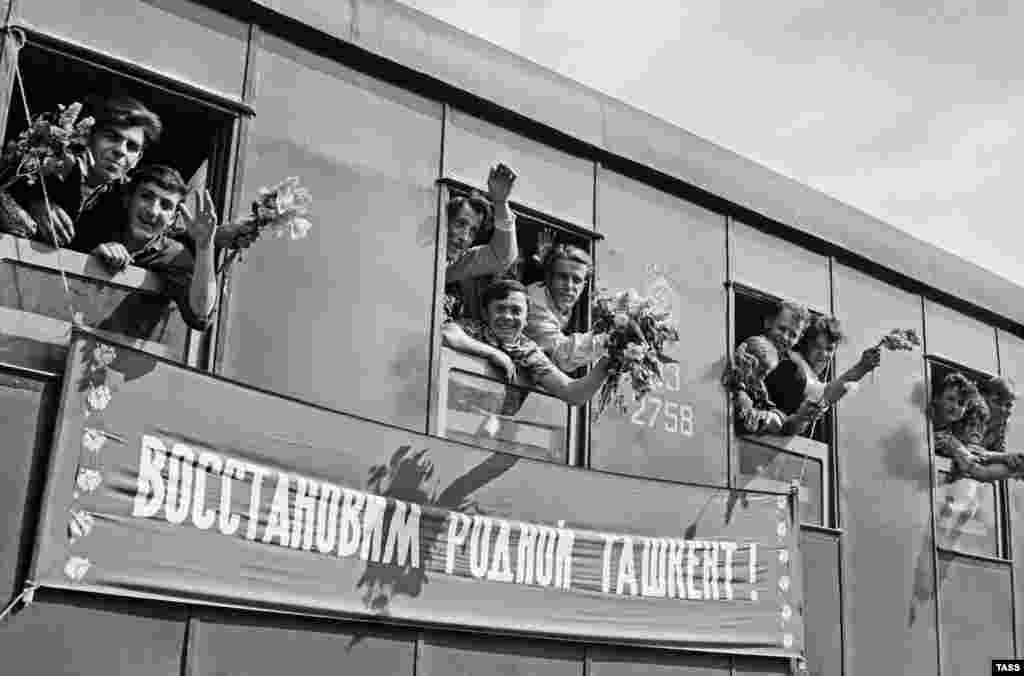 Винница құрылысшылары Ташкентке көмекке аттанған сәт. 