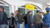 Türkmenistanda bilet satýan kassalaryň öňünde mydama uly nobatlary görmek mümkin. (Arhiw suraty) 