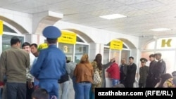 Uçar biletleriniň nobaty. Türkmenistan (arhiw suraty).