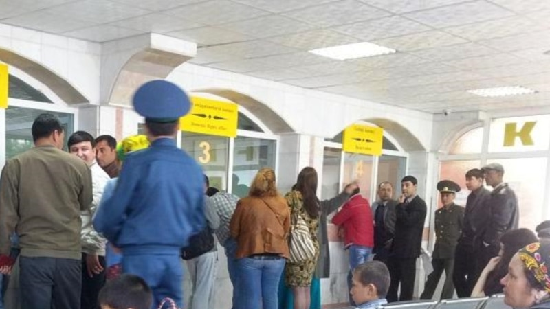 Aşgabadyň aeroportynda polisiýa bilet nobatynda maýyp adamy urdy - şaýatlar