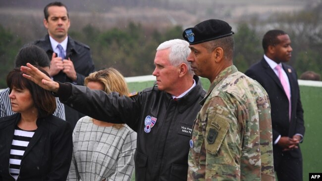 Mike Pence i američki general Vincent K. Brooks u blizini granice Južne sa Sjevernom Korejom