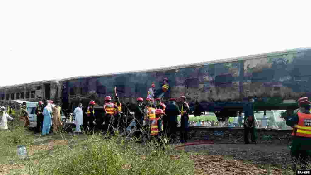 ПАКИСТАН - Најмалку 65 луѓе загинале во централната пакистанска провинција Пенџаб во пожар кој избувнал во еден патнички воз, соопштија локалните власти. Пожарот бил предизвикан од плинска боца во момент кога еден патник подготвувал појадок.