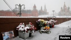 На Большом Москворецком мосту, где в ночь на 28 февраля 2015 года был убит российский оппозиционный политик Борис Немцов.