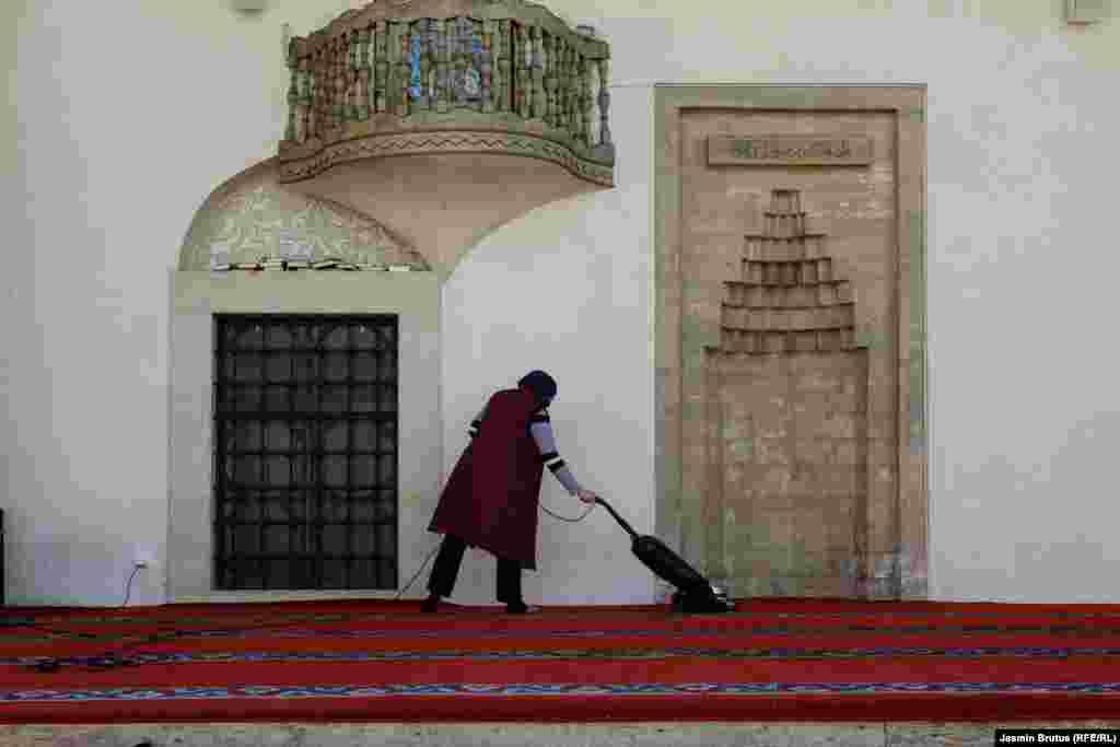 Spremačica čisti prostor za klanjanje u Begovoj džamiji, Sarajevo, 23. april, 2020.&nbsp;