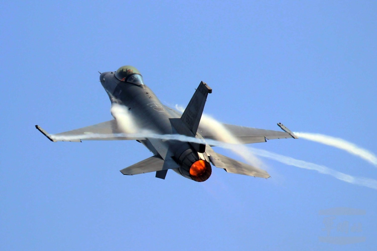 A Taiwan Air Force F-16 fighter jet flies over Ching Chuan Kang Air Base in Taichung, western Taiwan, 17 August 2014.