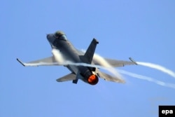 Винищувач F-16 ВПС Тайваню пролітає над авіабазою Цінцюанькан у Тайчжуні, західний Тайвань, 17 серпня 2014 року