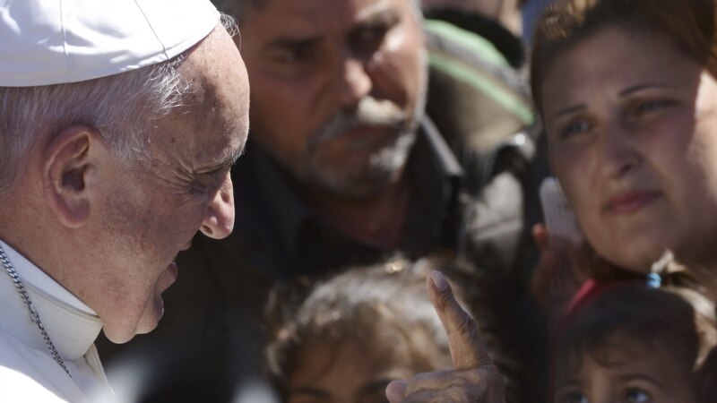 Papa poslao kardinala da iz Grčke dovede više od 30 izbeglica 
