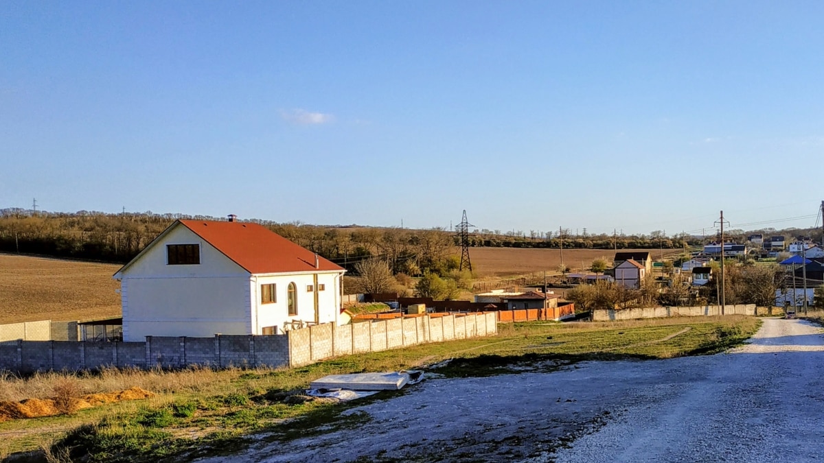 Село симферопольское. Село Партизанское Крым фото. Андезит село Партизанское Крым. Поселки какие под Симферополем фото.