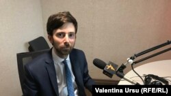 Matei Dobrovie în studioul Europei Libere de la Chişinău