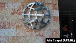 آرشیف/ لوگوی بانک جهانی در یکی از نماینده‌گی‌های آن/ Source: Alla Ceapai (RFE/RL)