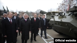 Armenia -- Presidents Serzh Sarkisian of Armenia and Vladimir Putin of Russia inspect a Russian military base in Gyumri, 02Dec2013 