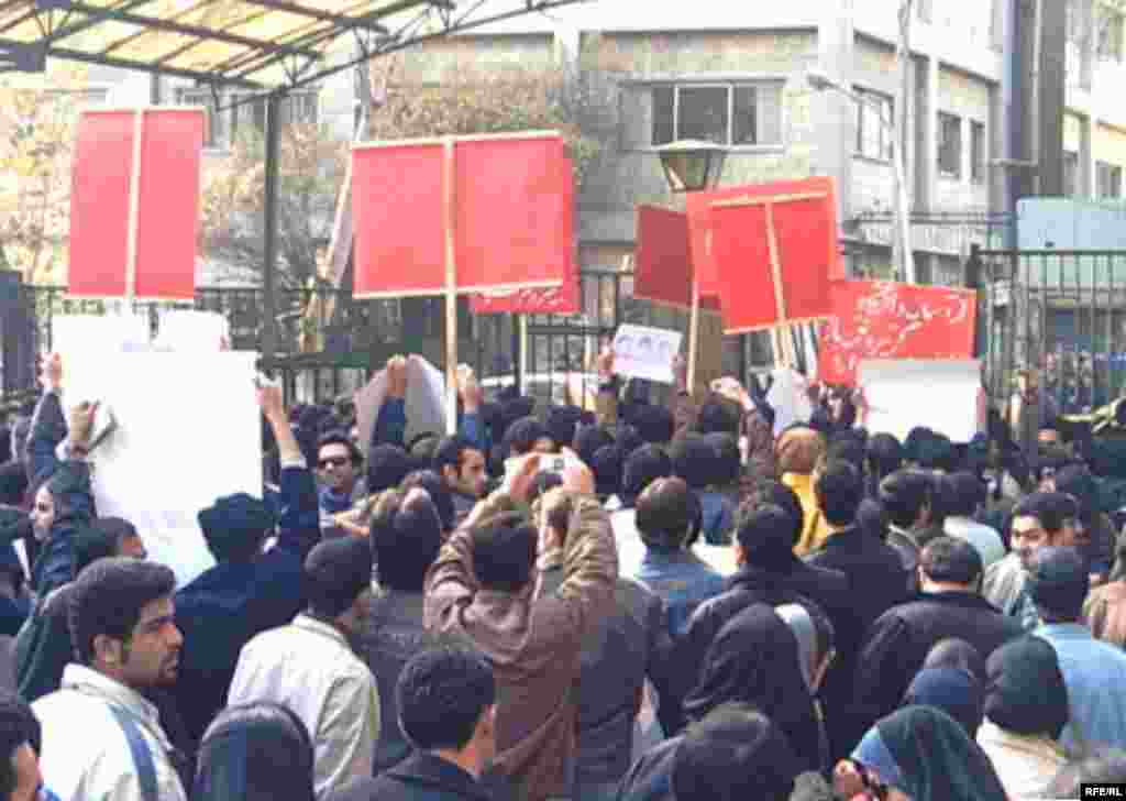 دانشجویان داخل دانشگاه تهران برای پیوستن به دیگر معترضانی که بیرون دانشگاه بودند به سمت در دانشگاه تهران حرکت کردند.