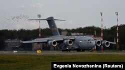 ABŞ Hərbi Hava Qüvvələrinin C-17 Globemaster nəqliyyat təyyarəsi Moskvanın Vnukovo beynəlxalq hava limanında