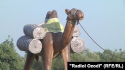 Ne zna se koliko će dve igračke kamile koštati stanovnike Lebana (Foto: Statua kamile u Tadžikistanu, ilustracija)