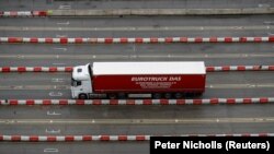 Kamion érkezik a doveri kikötőbe a brexit napján, 2020. január 31-én