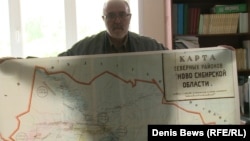 Сергей Красильников показывает карту северных районов Сиблага