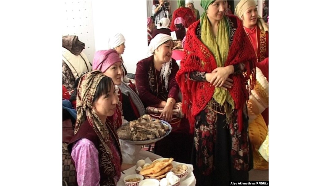 Сперманы сауып жатқан қожайынның порно видеосы Коростышевте жыныстық қатынас үшін ерлі-зайыптылар