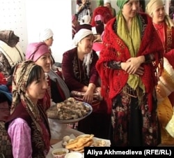 Молодые невестки предлагают свои кулинарные блюда на конкурсе невесток. Талдыкорган, ноябрь 2011 года.