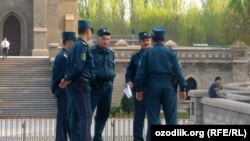 Сотрудники узбекской милиции.
