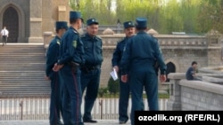 Сотрудники узбекской милиции.