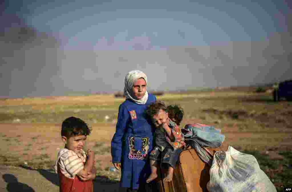 Syrian children wait at the Akcakale crossing gate between Turkey and Syria in Sanliurfa Province. (AFP/Bulent Kilic)