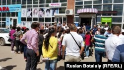 "Азбука жилья" компаниясының үлескерлері наразылық шарасында тұр. Астана, 23 маусым 2015 жыл.