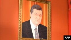 Portreti i ish-presidentit ukrainas, Viktor Yanukovych, në Muzeun e Artit në Kiev.