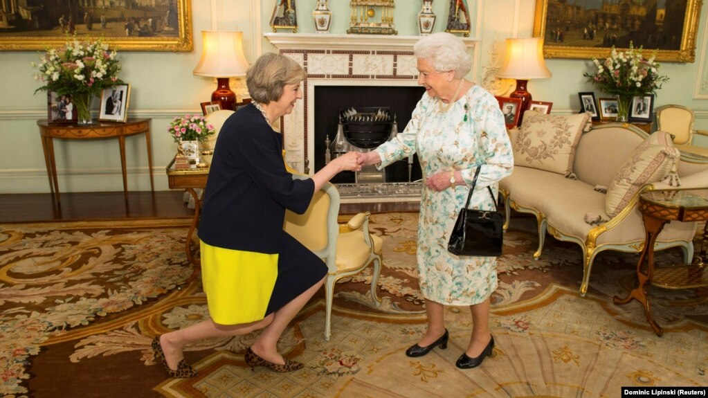 Кралицата ја пречекува британската премиерка Тереза Меј во Бакингемската палата. Лондон 13.06.2016-та.