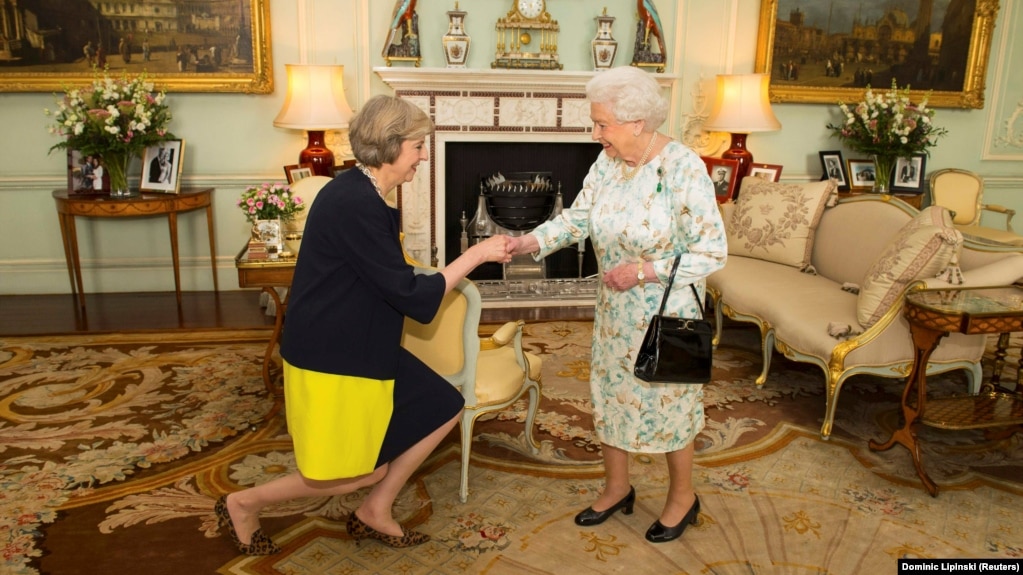  Британската кралица Елизабет II приветства Тереза Мей при започване на визита в Бъкингамския замък, преди да я предложения да стане министър-председател, Лондон, 13 юли 2016 година 