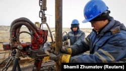 «ҚазМұнайГаз» мұнай компаниясының кенішінде жұмыс істеп жатқан адамдар. Қызылорда облысы. 21 қаңтар 2016 жыл.