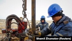 Работники нефтедобывающей компании на месторождении в Кызылординской области. 21 января 2016 года.