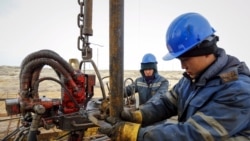 Нефтяники на разрабатываемом нацкомпанией «КазМунайГаз» месторождении в Кызылординской области.