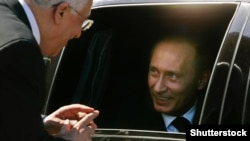 Глава Палестинской автономии Махмуд Аббас (слева) и президент России Владимир Путин.