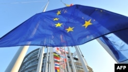 Флаг Евросоюза перед зданием Европарламента в Страсбурге
