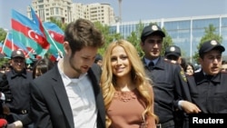 Azerbaijan -- Azeri Eurovision song contest winners Eldar Gasimov (L) and Nigar Jamal, the duo known as Ell-Nikki, go for a walk in central Baku, 16May2011