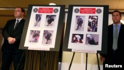 Fotografiile celor suspectați identificați ca psoibili autori ai atentatelor de la Boston, prezentate în cursul unei conferințe de presă