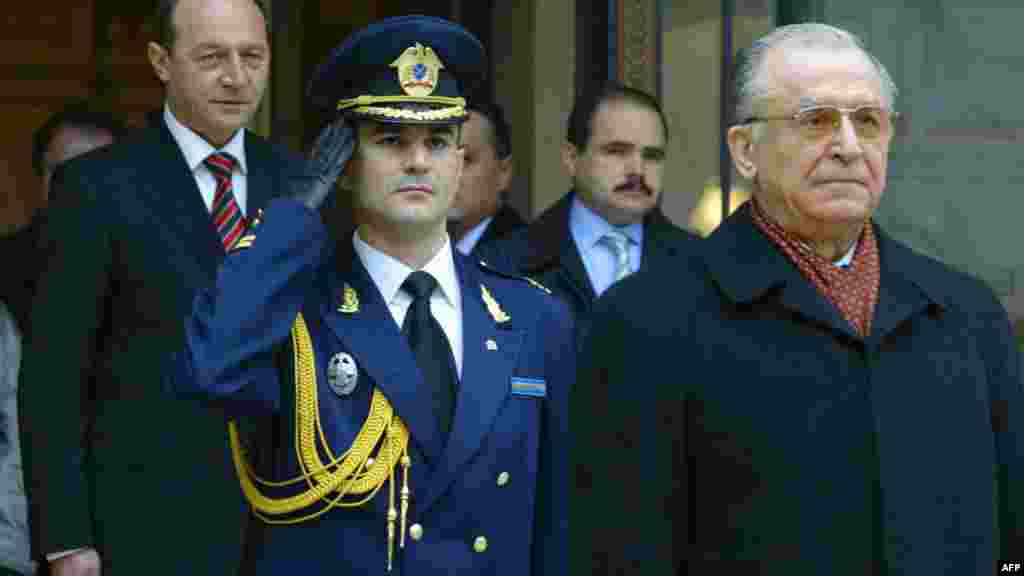 Iliescu predă mandatul prezidențial lui Traian Băsescu - 2004