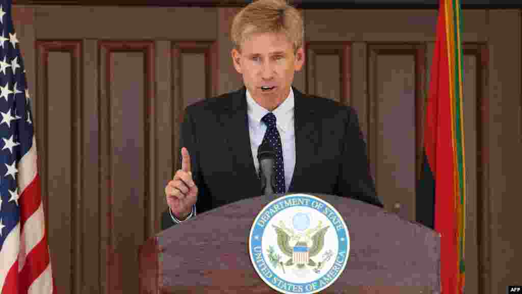 Крис Стивенс выступает в посольстве США в Триполи, 28 августа 2012